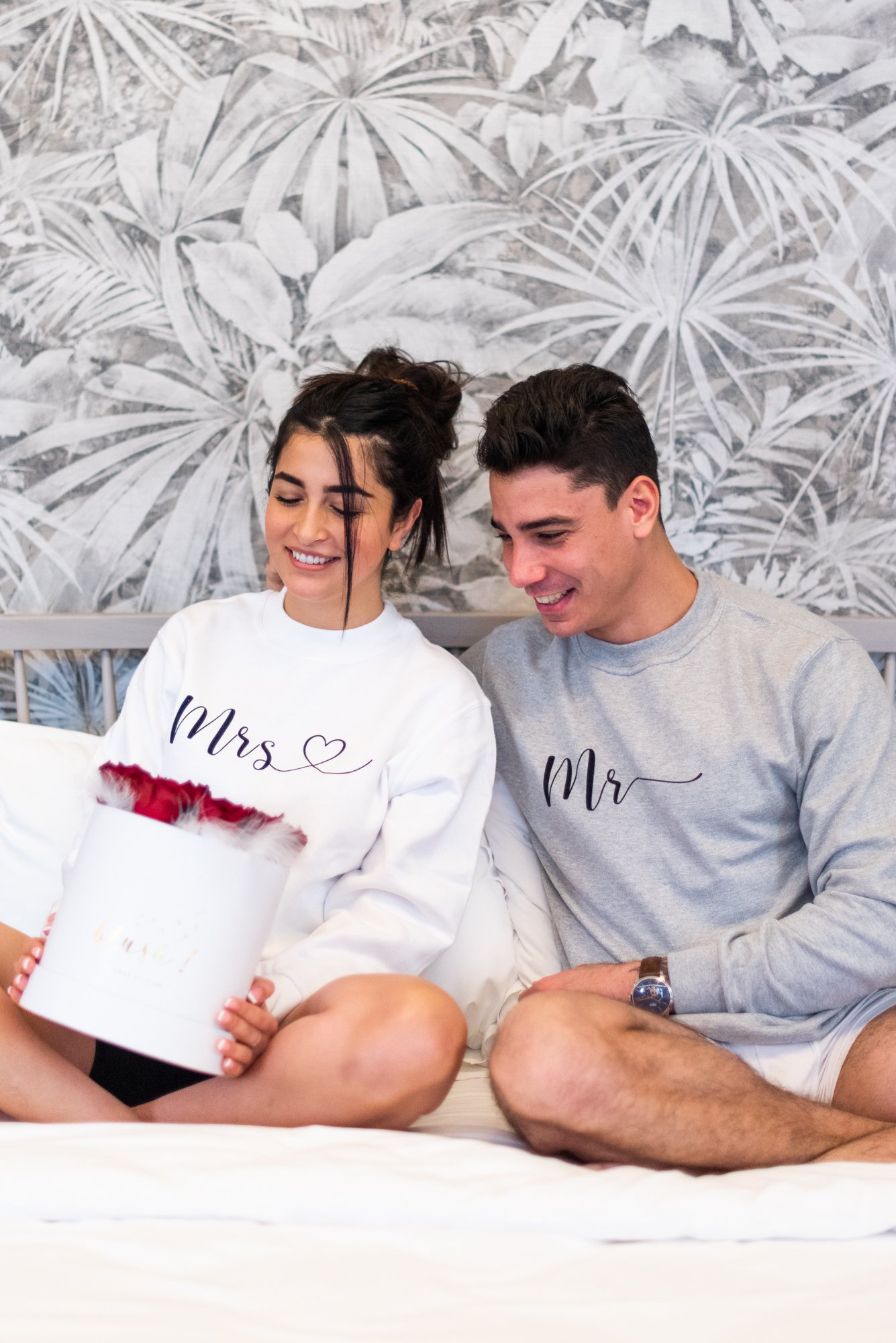Unisex Mr & Mrs sweatshirts - Image 3